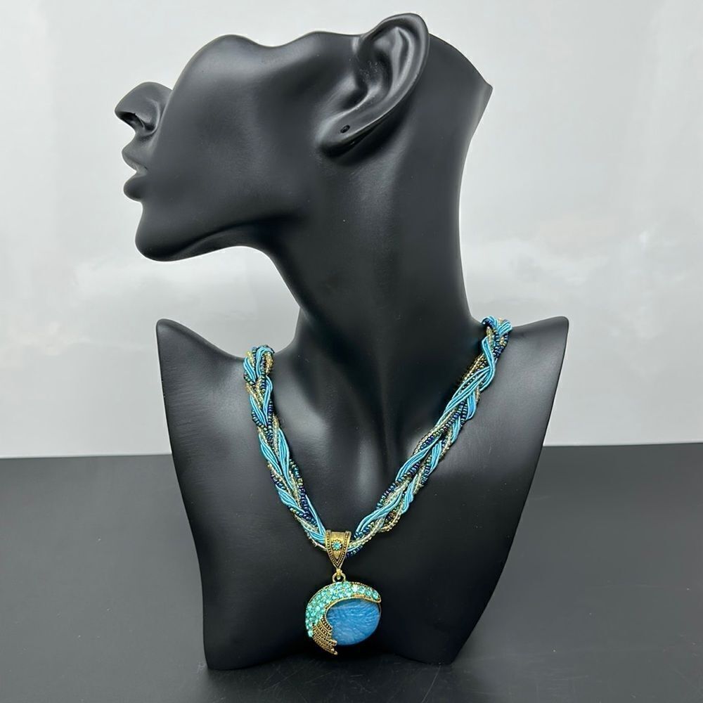 String necklace with pendant